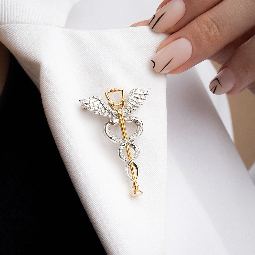 Hanreshe Luxury Caduceus Stethoscope Medical Brooch Pins Inlaid Crystal Shiny Snake Rod Medical Lapel Badge Jewelry Gift